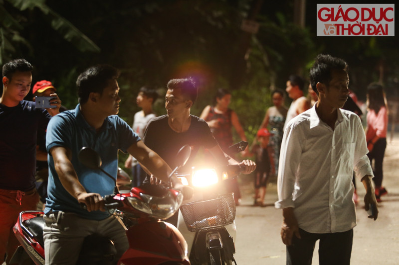 Nhân dịp lễ hội nhiều người dân sống xung quanh khu vực Đền Hùng "hành nghề" xe ôm kiếm thêm thu nhập, mỗi lượt vào với giá 30.000 đồng đến 50.000 đồng