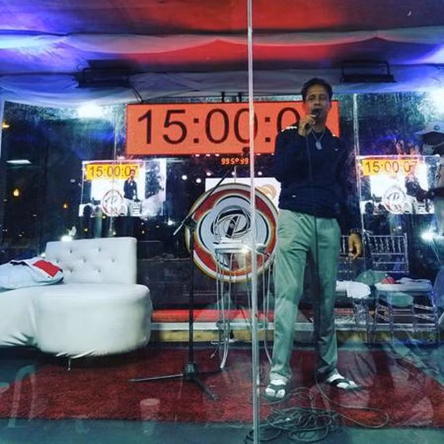 Ca sĩ hát liền 106 giờ không nghỉ để phá kỷ lục thế giới - 1