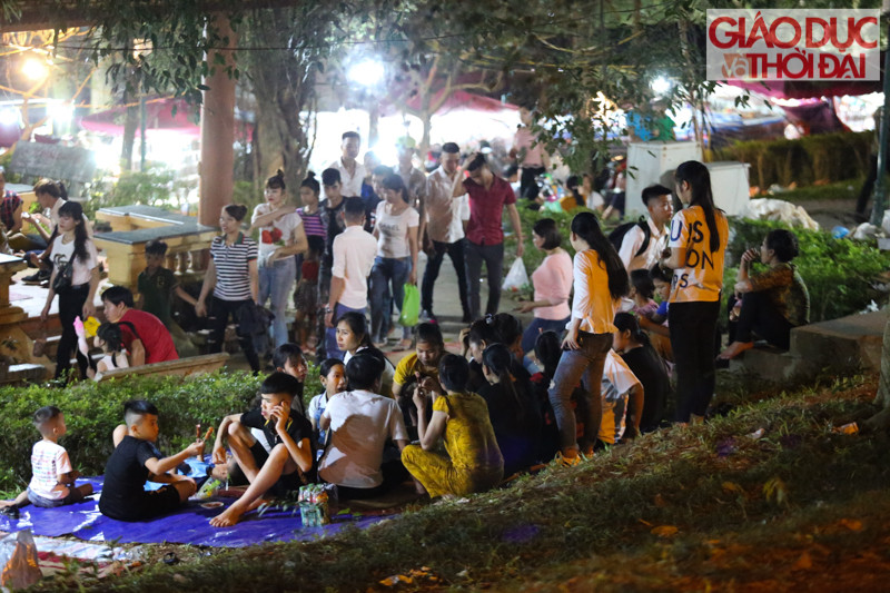 Hàng quán cho thuê bạt, chiếu để phục vụ những du khách nghỉ chân