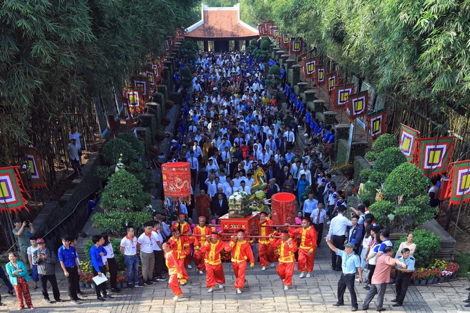 Người Sài Gòn chen chân dâng hương ngày giỗ tổ