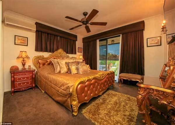 Ngắm ngôi nhà dát vàng từ cổng vào tới toilet