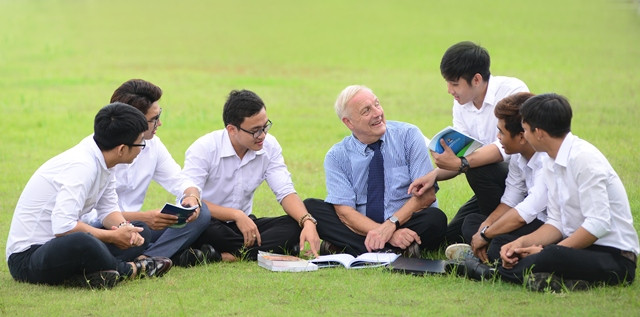 sinh viên VHU trao đổi với giảng viên người nước ngoài sinh viên VHU trao đổi với giảng viên người nước ngoài