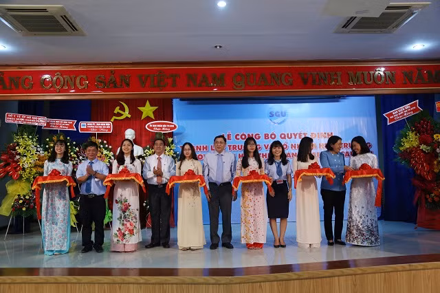 Các đại biểu cắt băng khánh thành Trường Tiểu học Thực hành ĐH Sài Gòn 