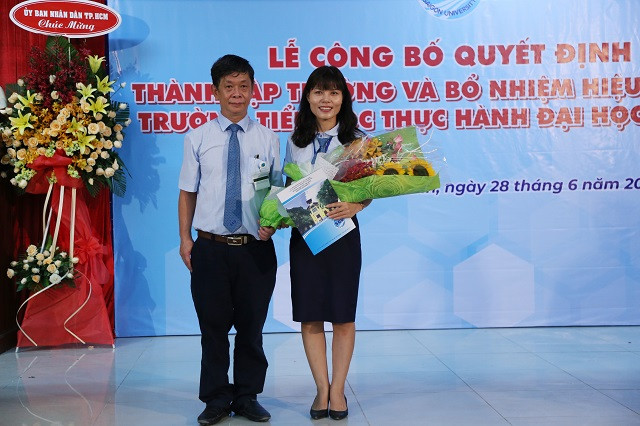 PGS-TS Phạm Hoàng Quân- Hiệu trưởng Trường ĐH Sài Gòn trao quyết định bổ nhiệm hiệu trưởng cho bà Phạm Thị Thanh Tú