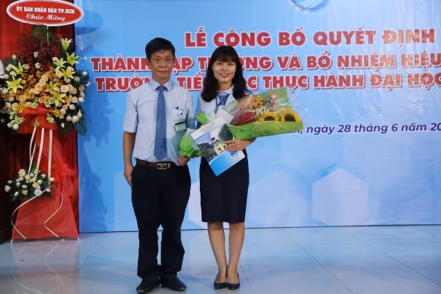 PGS-TS Phạm Hoàng Quân- Hiệu trưởng Trường ĐH Sài Gòn trao quyết định bổ nhiệm hiệu trưởng cho bà Phạm Thị Thanh Tú