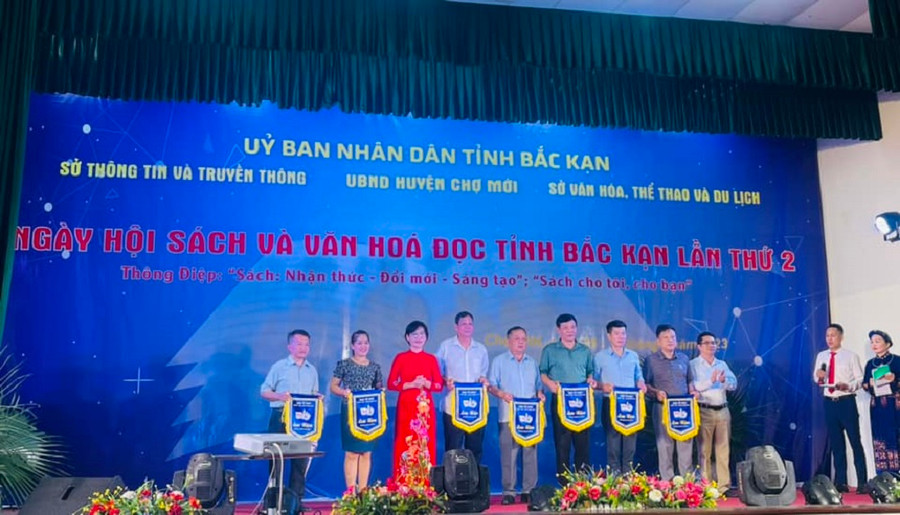 Các đơn vị tham gia Ngày hội sách và Văn hóa đọc tỉnh Bắc Kạn lần thứ 2 nhận cờ lưu niệm của Ban tổ chức.