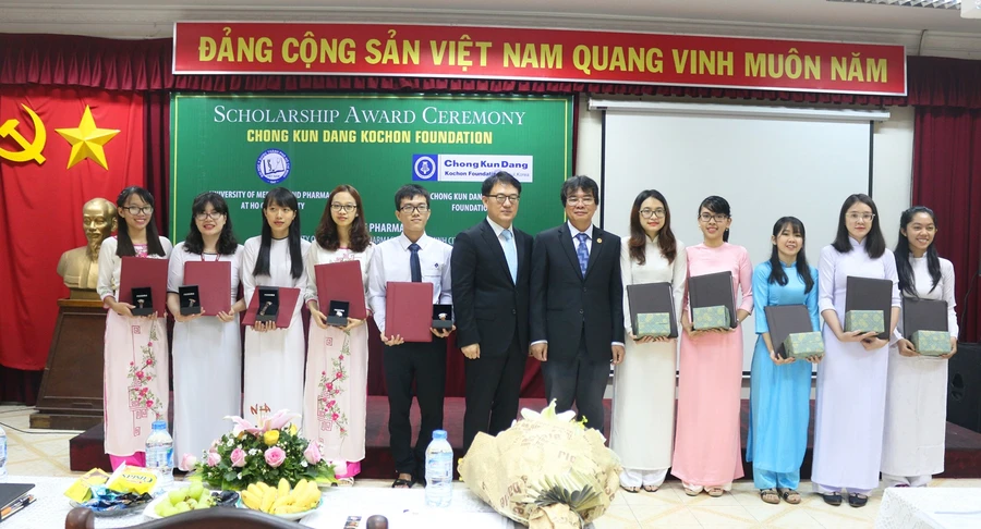 10 sinh viên Khoa dược có thành tích học tập xuất sắc nhận học bổng năm 2017