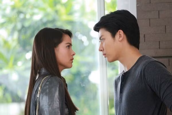 Trông nồi bánh chưng đêm, vợ chết lặng nghe được cuộc cãi vã của nhà hàng xóm 