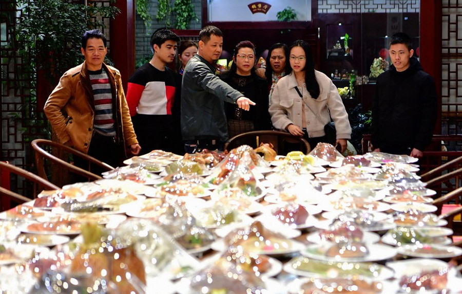 Choáng ngợp với bàn yến tiệc có hàng trăm món ăn làm bằng... đá quý - Hình 6