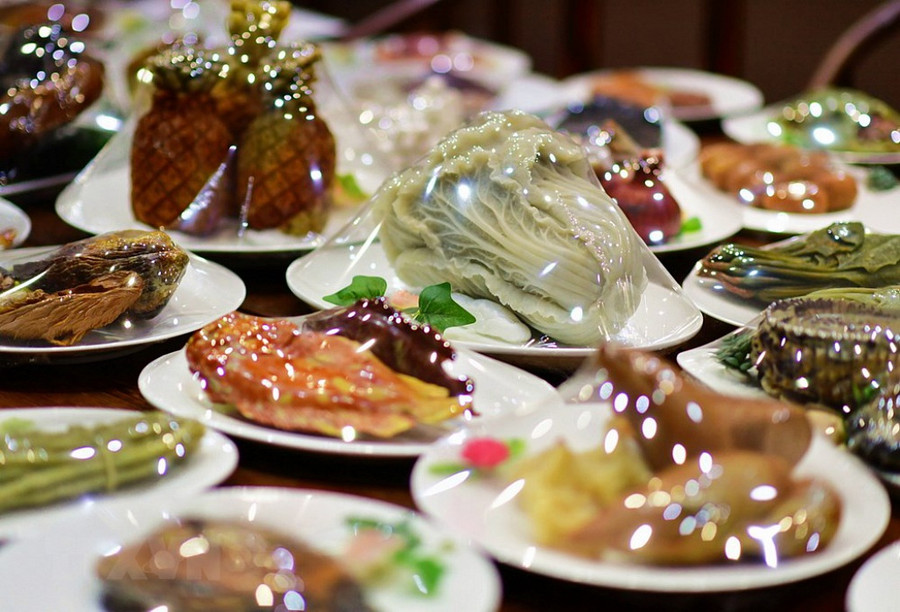 Choáng ngợp với bàn yến tiệc có hàng trăm món ăn làm bằng... đá quý - Hình 2
