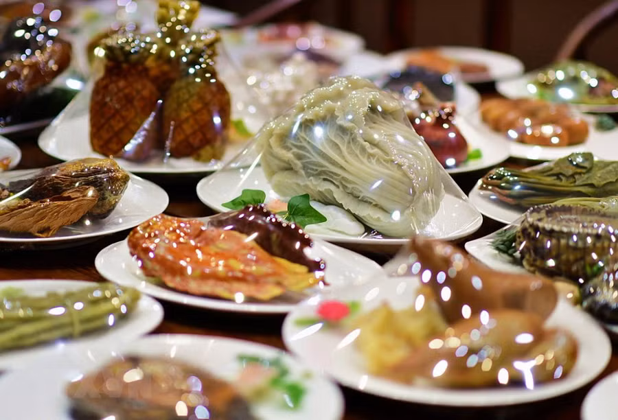 Choáng ngợp với bàn yến tiệc có hàng trăm món ăn làm bằng... đá quý - Hình 2
