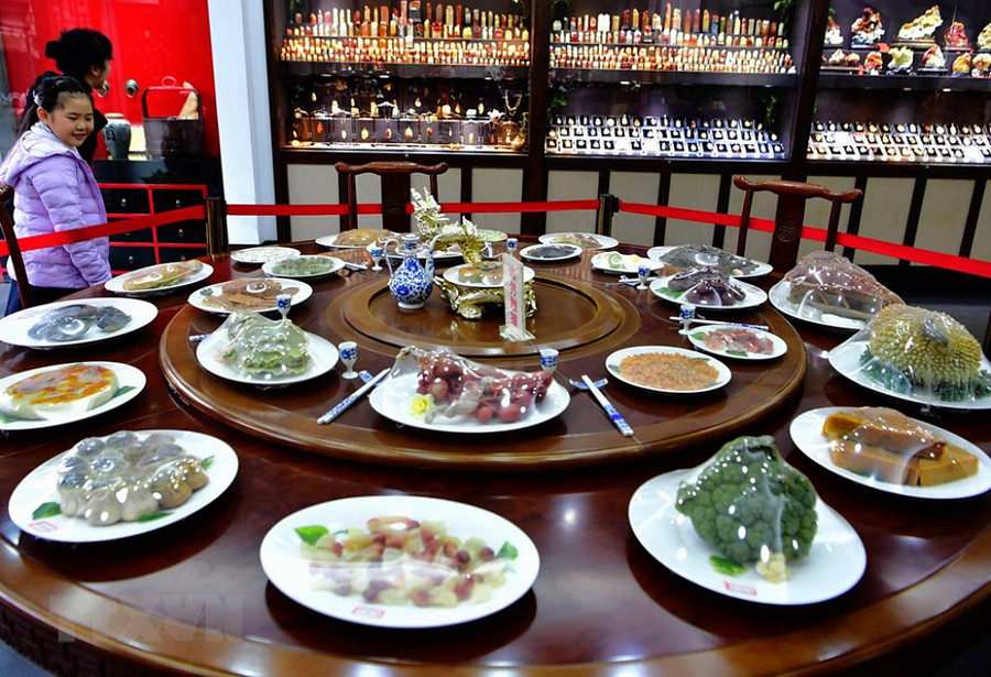 Choáng ngợp với bàn yến tiệc có hàng trăm món ăn làm bằng... đá quý - Hình 4