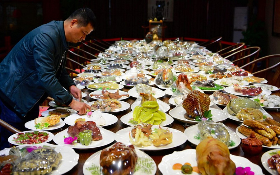 Choáng ngợp với bàn yến tiệc có hàng trăm món ăn làm bằng... đá quý - Hình 1
