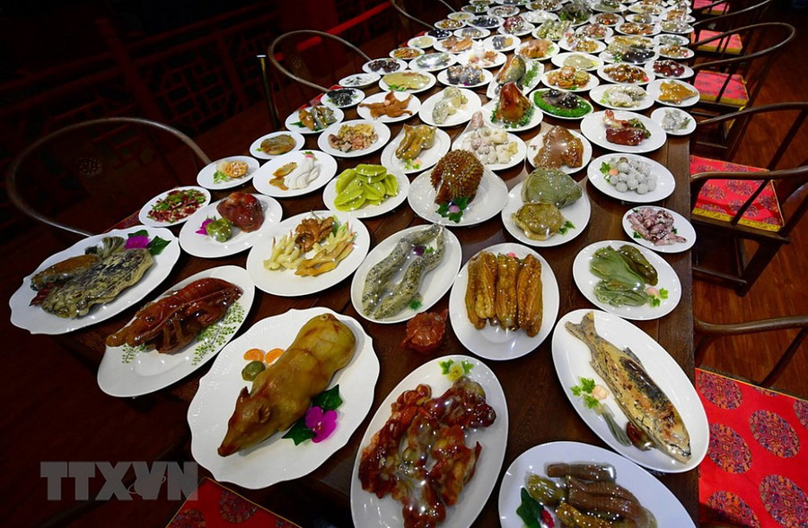 Choáng ngợp với bàn yến tiệc có hàng trăm món ăn làm bằng... đá quý - Hình 3