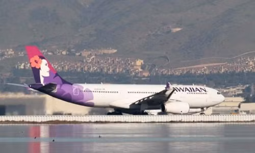 Một máy bay của hãng Hawaiian Airlines tại California tháng 2/2015. Ảnh: Reuters.
