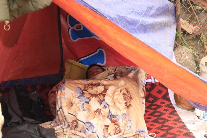 Rát mặt chiều 28 Tết: Màn trời chiếu đất, ôm lỗ 100 triệu