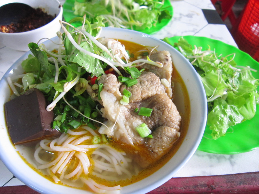 Thơm ngon, cay nồng tô bún bò giò heo xứ Huế