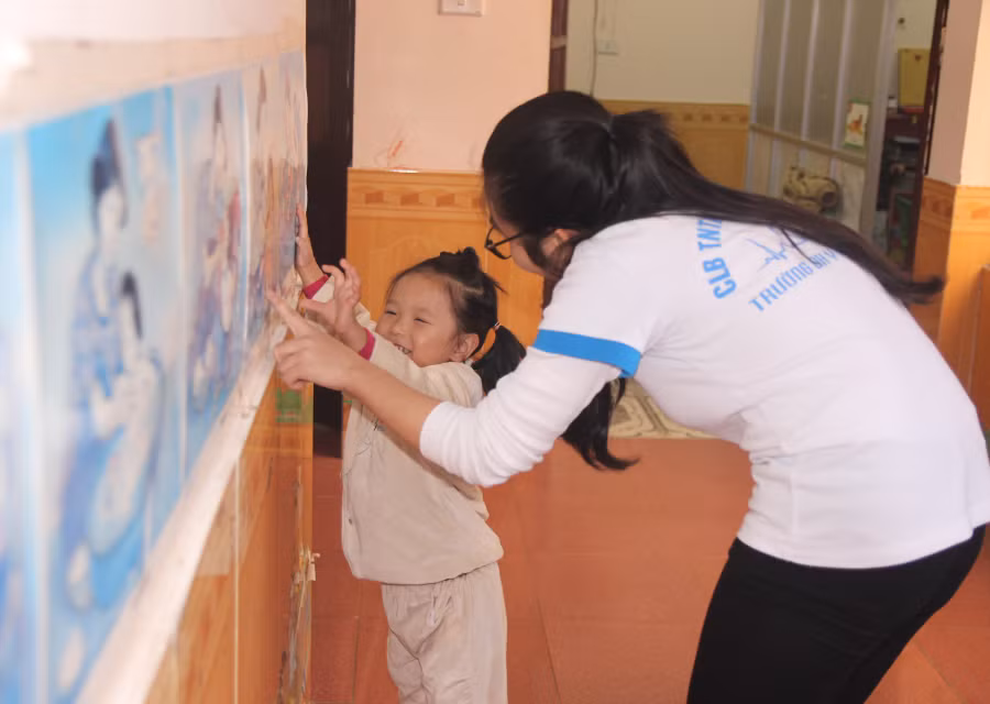 Thành viên CLB Blouse trắng trò chuyện, vui chơi cùng bé tại Quỹ Bảo trợ trẻ em Nghệ An