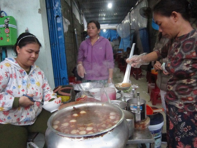 Người bán hàng hỏi kỹ khẩu vị từng thực khách