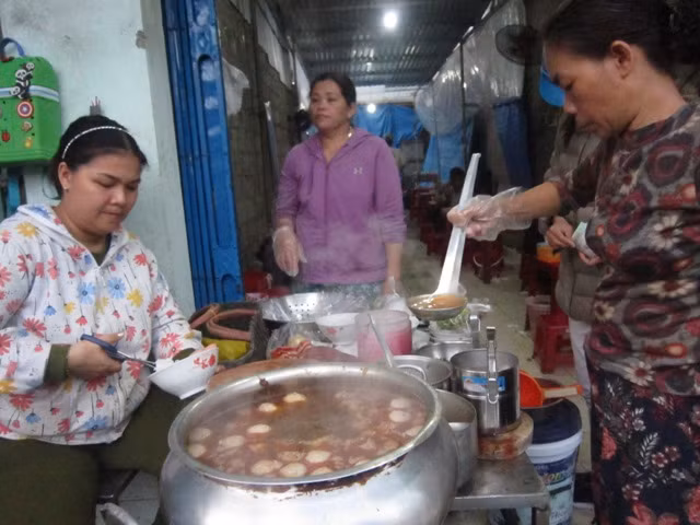 Người bán hàng hỏi kỹ khẩu vị từng thực khách