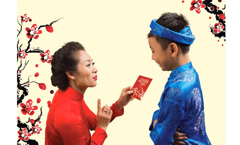 Nên hướng dẫn trẻ biết sử dụng tiền mừng tuổi hợp lý