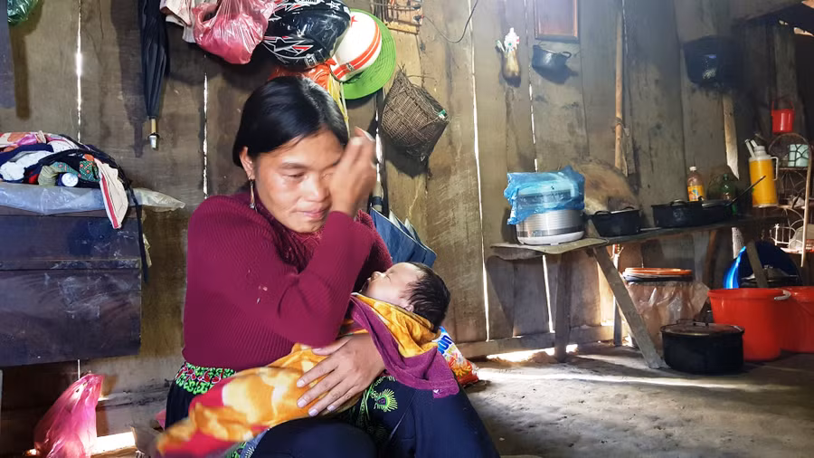 Chị Hạng Thị C. vừa trốn thoát về Việt Nam và đang nuôi đứa con mang hai dòng máu