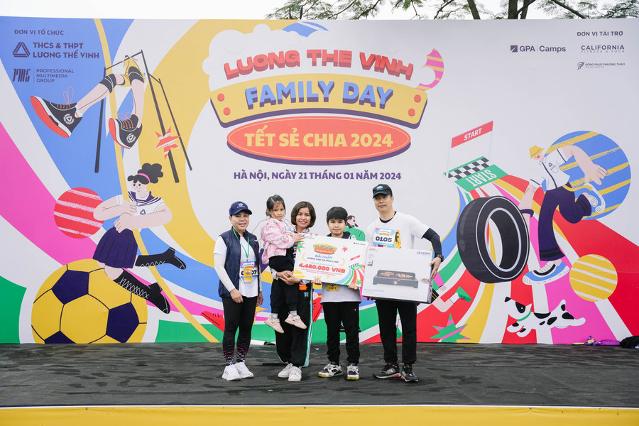 Cô Văn Liên Na (bìa trái) - Phó Hiệu trưởng nhà trường trao giải Nhất đường chạy gia đình cự ly 2,5km. Cô Văn Liên Na (bìa trái) - Phó Hiệu trưởng nhà trường trao giải Nhất đường chạy gia đình cự ly 2,5km.