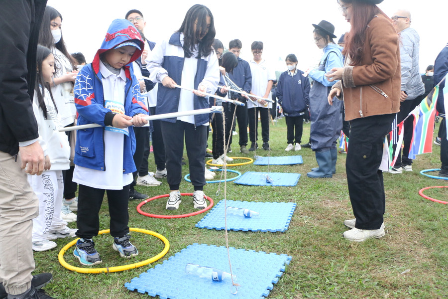 Học sinh tham gia thử thách tại ngày hội để rèn tính kiên trì, khéo léo. Học sinh tham gia thử thách tại ngày hội để rèn tính kiên trì, khéo léo.
