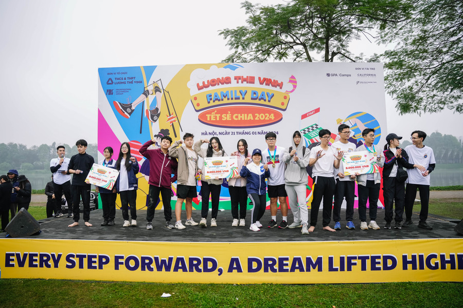 Ban tổ chức trao giải Nhất "Chiến binh tranh tài" cho đại diện các khối lớp 10, 11 và 12 của trường. Ban tổ chức trao giải Nhất "Chiến binh tranh tài" cho đại diện các khối lớp 10, 11 và 12 của trường.