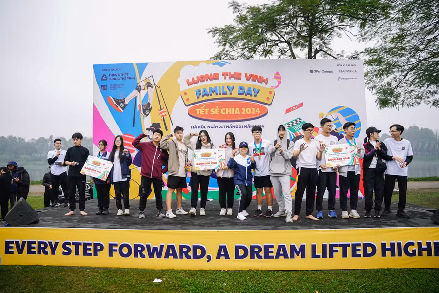 Ban tổ chức trao giải Nhất "Chiến binh tranh tài" cho đại diện các khối lớp 10, 11 và 12 của trường.