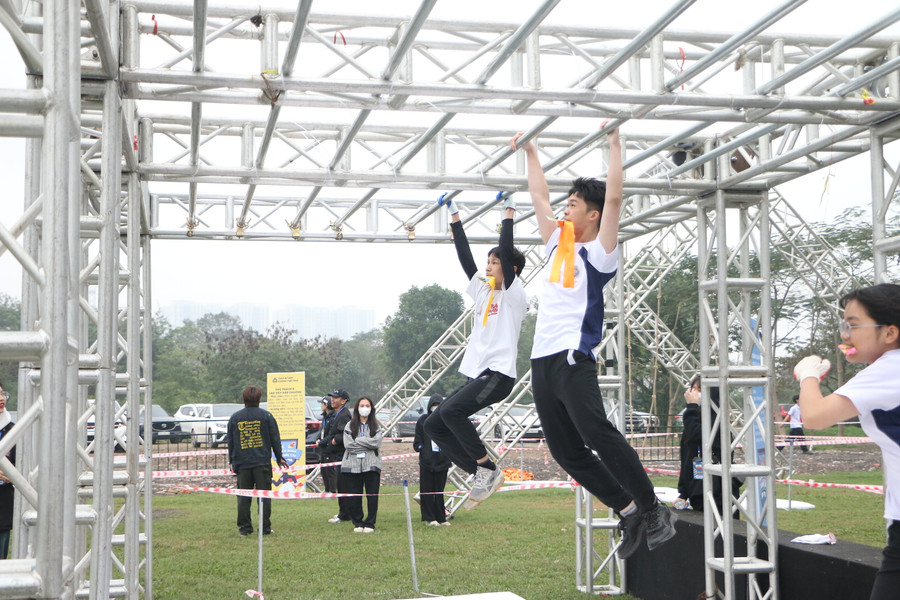 Thử thách "leo khỉ" luôn là thách thức đòi hỏi tính dẻo dai của vận động viên. Thử thách "leo khỉ" luôn là thách thức đòi hỏi tính dẻo dai của vận động viên.