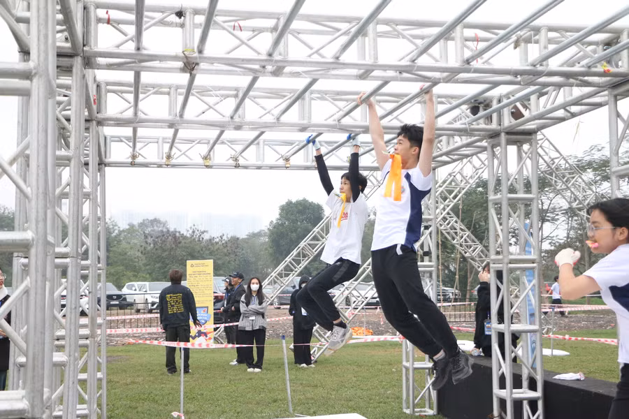 Thử thách "leo khỉ" luôn là thách thức đòi hỏi tính dẻo dai của vận động viên.