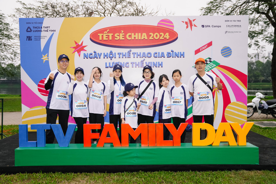 Đại gia đình 3 thế hệ cùng tham gia đường chạy gia đình tại ngày hội. Đại gia đình 3 thế hệ cùng tham gia đường chạy gia đình tại ngày hội.