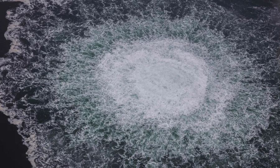 Bọt khí gas trào lên từ đoạn vỡ đường ống dẫn khí đốt Nord Stream Bọt khí gas trào lên từ đoạn vỡ đường ống dẫn khí đốt Nord Stream