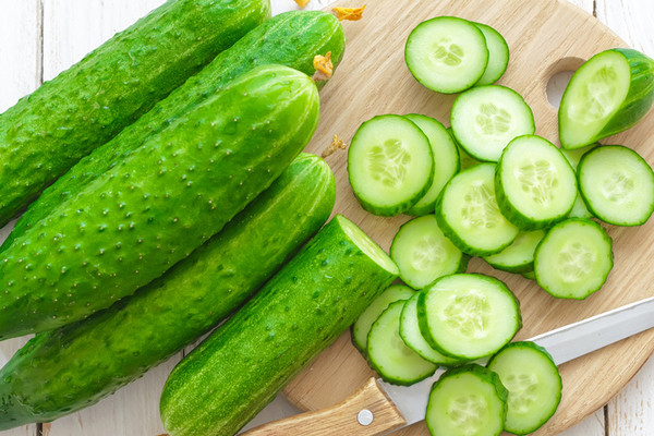 Thái lát dưa chuột, đắp lên vùng da bị cháy nắng để làm dịu và tăng độ dưỡng ẩm cho da. Thái lát dưa chuột, đắp lên vùng da bị cháy nắng để làm dịu và tăng độ dưỡng ẩm cho da.