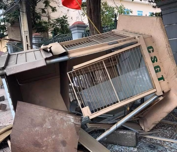  Bốt CSGT bị chiếc ô tô tải đâm nát