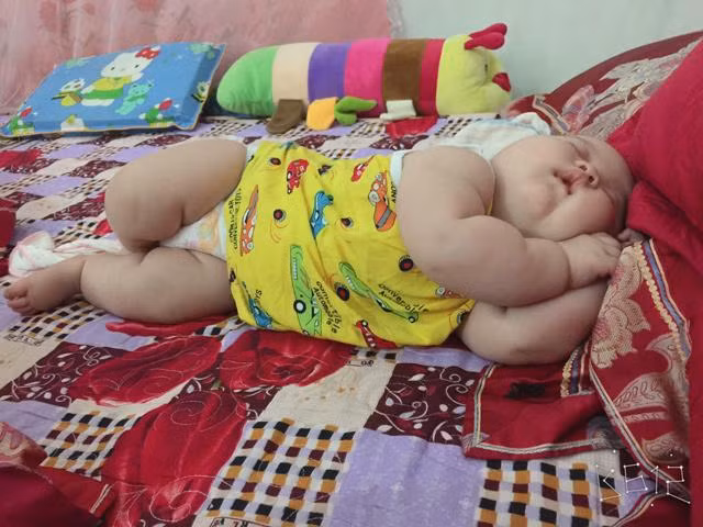 Mẹ bỉm sữa thích thú khoe ảnh con yêu ngủ say với những tư thế siêu bá đạo