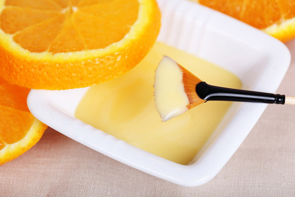 Sử dụng bột vỏ cam trộn với sữa chua không đường, đắp lên vùng da cháy nắng để làm dịu, trả lại làn da trắng hồng. Sử dụng bột vỏ cam trộn với sữa chua không đường, đắp lên vùng da cháy nắng để làm dịu, trả lại làn da trắng hồng.