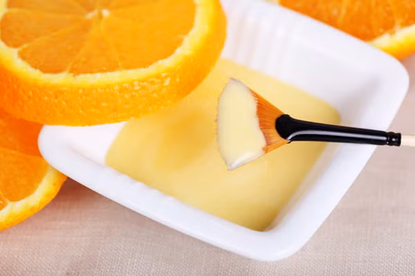 Sử dụng bột vỏ cam trộn với sữa chua không đường, đắp lên vùng da cháy nắng để làm dịu, trả lại làn da trắng hồng.