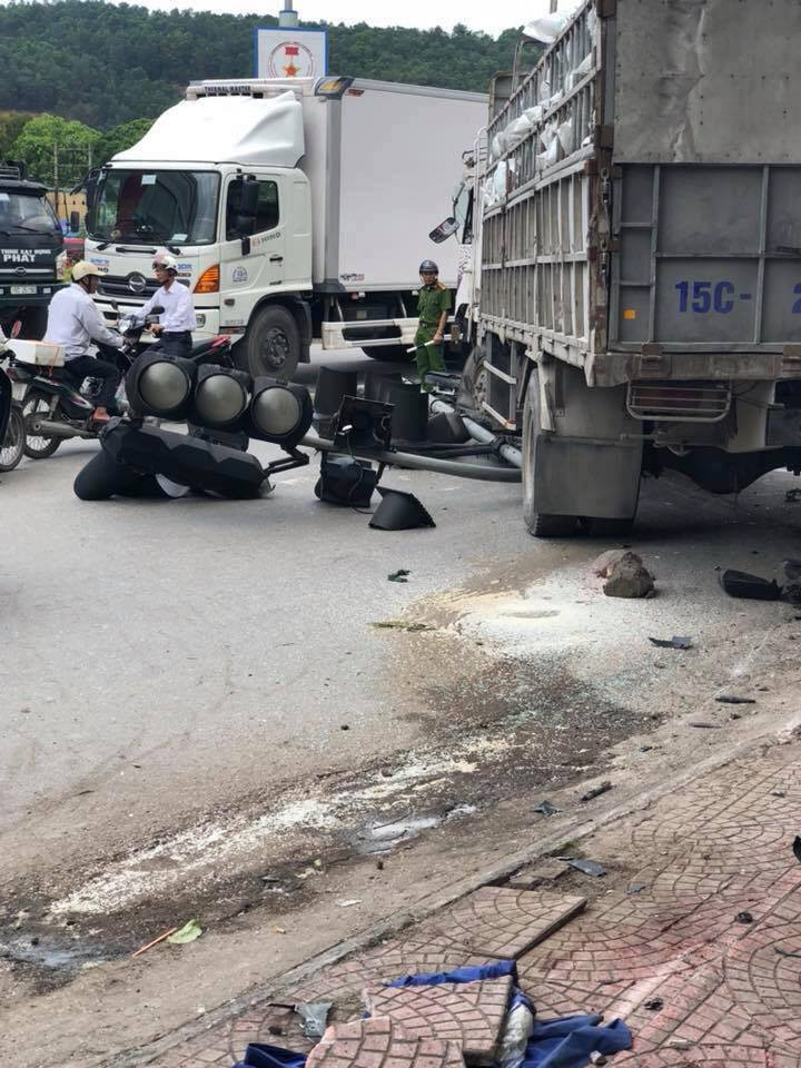 Vụ va chạm mạnh khiến cột đèn tín hiệu giao thông bị đổ và hư hại nặng.Ảnh: CTV