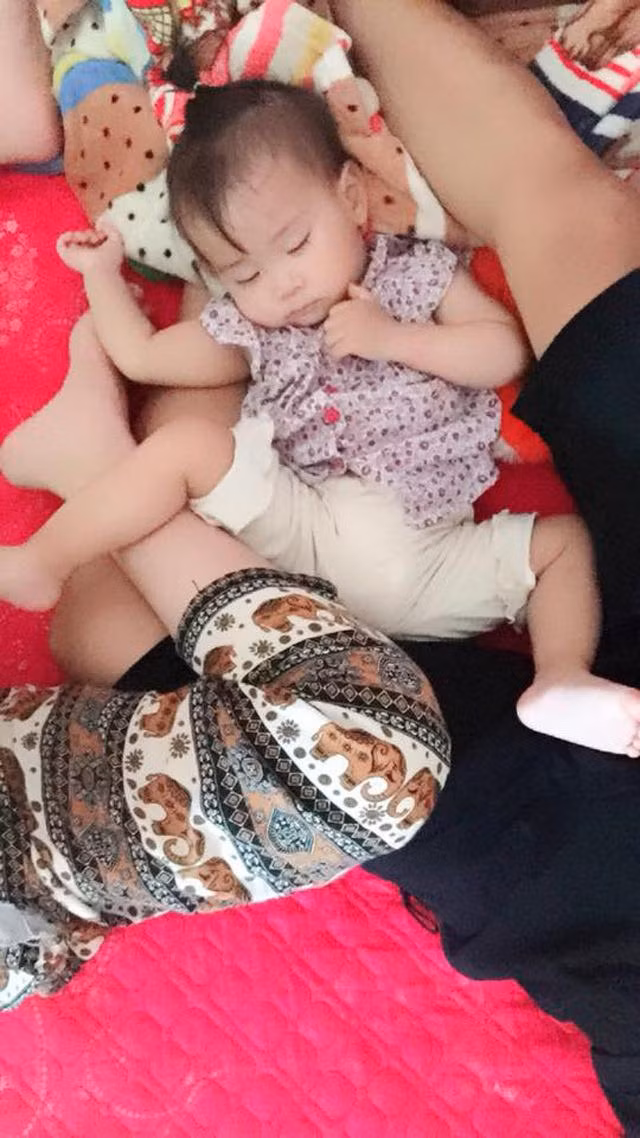 me bim sua thich thu khoe anh con yeu ngu say voi nhung tu the sieu ba dao - 7