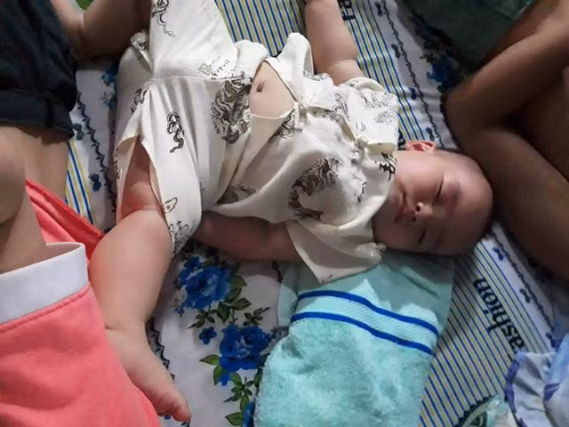 me bim sua thich thu khoe anh con yeu ngu say voi nhung tu the sieu ba dao - 14