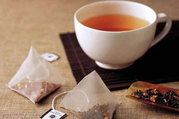 Trà túi lọc sau khi sử dụng có thể tận dụng để làm dịu da sau khi đi nắng. Lá trà giúp kháng viêm, tăng cường chất oxy hóa, giúp da phục hồi nhanh chóng. Trà túi lọc sau khi sử dụng có thể tận dụng để làm dịu da sau khi đi nắng. Lá trà giúp kháng viêm, tăng cường chất oxy hóa, giúp da phục hồi nhanh chóng.