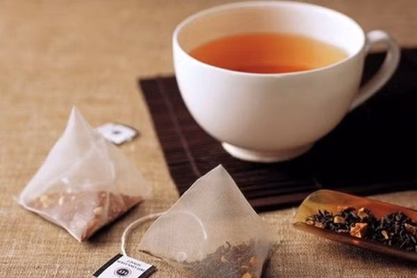 Trà túi lọc sau khi sử dụng có thể tận dụng để làm dịu da sau khi đi nắng. Lá trà giúp kháng viêm, tăng cường chất oxy hóa, giúp da phục hồi nhanh chóng.