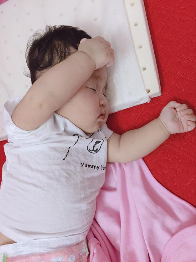 Mẹ bỉm sữa thích thú khoe ảnh con yêu ngủ say với những tư thế siêu bá đạo ảnh 11 me bim sua thich thu khoe anh con yeu ngu say voi nhung tu the sieu ba dao - 11