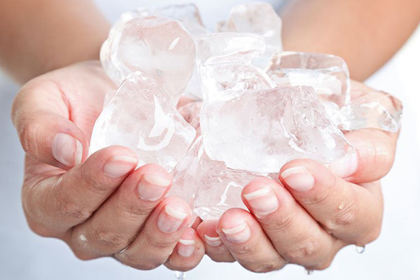 Ngay khi nhận thấy da bị bỏng nắng, hãy dùng đá viên bọc vào khăn lạnh và đắp lên da. Nước lạnh sẽ làm giảm nhiệt nhanh chóng cho làn da, chống sưng và hạn chế tổn thương. Không nên dùng đá chà xát lên dà mà chỉ cần đắp lên để làm dịu. Ngay khi nhận thấy da bị bỏng nắng, hãy dùng đá viên bọc vào khăn lạnh và đắp lên da. Nước lạnh sẽ làm giảm nhiệt nhanh chóng cho làn da, chống sưng và hạn chế tổn thương. Không nên dùng đá chà xát lên dà mà chỉ cần đắp lên để làm dịu.