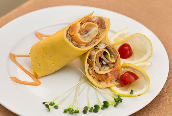 Bánh cuốn Leningrad Bất cứ ai đến thành phố Leningrad cũng đều muốn thưởng thức món bánh cuốn này. Món ăn nhẹ, hương vị dễ ăn, có thành phần chế biến đơn giản, bao gồm thịt băm được trộn chung với nấm tươi, cuộn trong lớp vỏ bánh từ loại bột được làm từ lúa mạch xay nhuyễn. Đến Nga xem World Cup đừng quên ăn các món trứ danh - 3