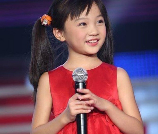 Lâm Diệu Khả"nổi như cồn" sau phần trình diễn mở màn tại Thế vận hội Olympic Bắc Kinh 2008. Bé gái Olympic nổi như cồn sau phần trình diễn mở màn tại Thế vận hội Olympic Bắc Kinh 2008.