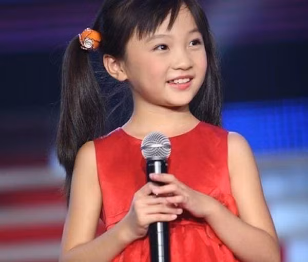 Bé gái Olympic nổi như cồn sau phần trình diễn mở màn tại Thế vận hội Olympic Bắc Kinh 2008.