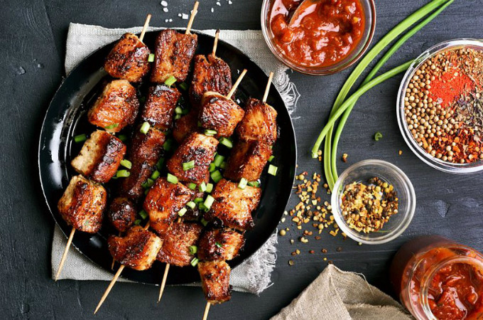 Shashlik Thịt xiên nướng rất phổ biến trên thế giới và ở Nga cũng vậy. Shashlik là món thịt nướng có truyền thống lâu đời nhất ở Nga. Người Nga thường nướng trên than hồng, thịt được tẩm ướp đậm đà theo hương vị riêng của mỗi vị đầu bếp. Người Nga thường dùng món Shashlik kèm với món rượu vang của Nga. Shashlik Thịt xiên nướng rất phổ biến trên thế giới và ở Nga cũng vậy. Shashlik là món thịt nướng có truyền thống lâu đời nhất ở Nga. Người Nga thường nướng trên than hồng, thịt được tẩm ướp đậm đà theo hương vị riêng của mỗi vị đầu bếp. Người Nga thường dùng món Shashlik kèm với món rượu vang của Nga.